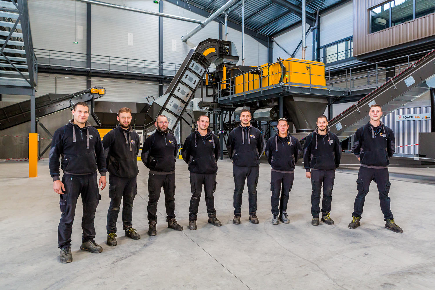 Équipe de montage de solutions de recyclage