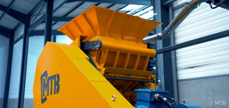 Pusher on the MaX shredder